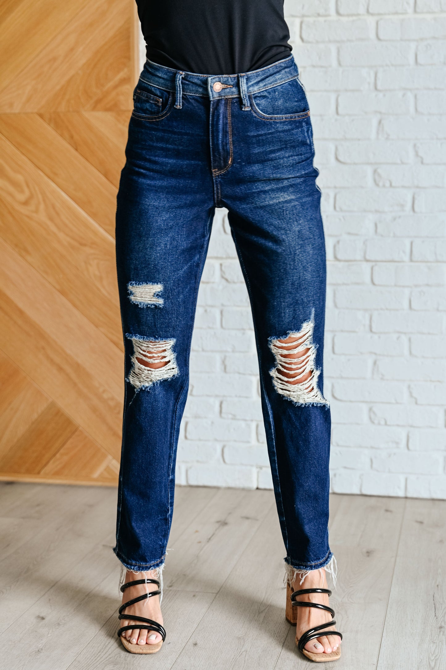 JUDY BLUE Montana Rigid Magic Distressed Straight Jeans